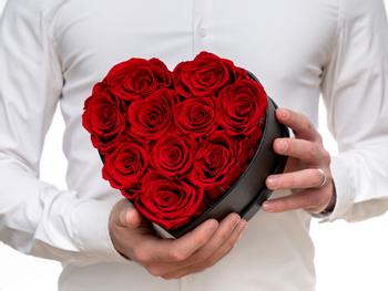Herzförmige Schachtel Mit Ewigen Rosen